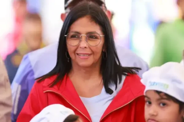 Delcy Rodríguez anuncia financiamiento y educación para jóvenes que migraron