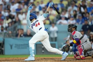 Los Dodgers imponen su jerarquía de bicampeones: Arrollador triunfo 8-2 sobre Arizona