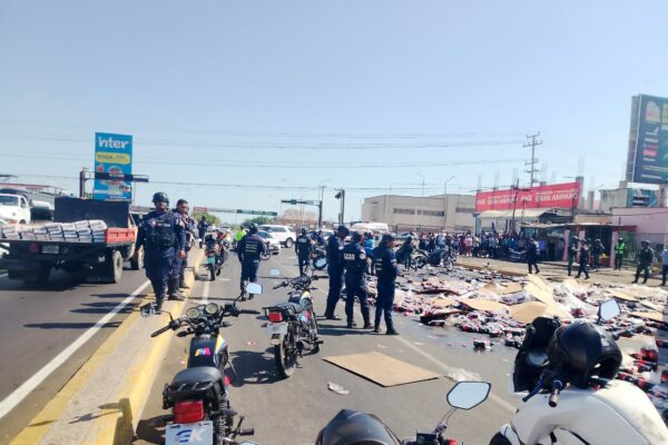 Camión de gaseosas volcó en semáforo de Amparo tras perder control