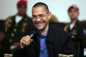 Ernesto Villegas retira su candidatura a la Defensoría del Pueblo