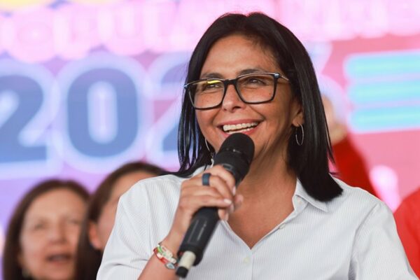 Delcy Rodríguez se solidariza con el Emir de Catar y urge a una desescalada militar en el Golfo Pérsico