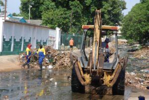 Alcaldía de Maracaibo limpia cañada La Rosita en Los Claveles