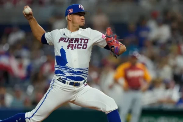 José Berríos queda fuera del Clásico Mundial por problemas de seguro