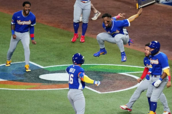 Venezuela vence a Japón y avanza a semifinales del Clásico