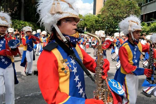 Quince mil jóvenes ensayan para formar la banda de marcha más grande del mundo