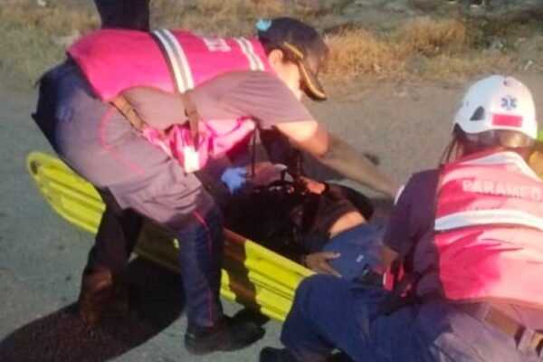 Un motorizado arrolla a dos personas en la avenida treinta y dos