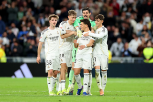El Real Madrid golea al Elche y presiona al Barcelona