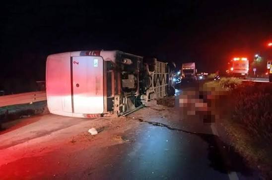 Yaracuy: Tres fallecidos tras volcarse autobús con feligreses en sector Campo Elías