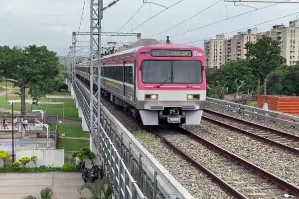 Grave accidente ferroviario en estación Caracas deja múltiples personas heridas