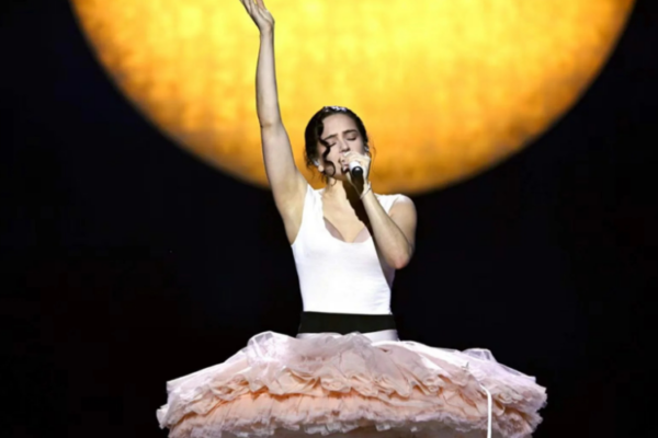 Rosalía convierte Lyon en un templo místico con su gira