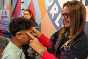 Alcaldía de Maracaibo entrega más de 70 lentes a niños de diversas parroquias