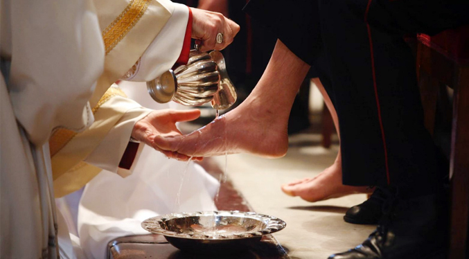 El Papa León XIV lavará los pies a doce sacerdotes