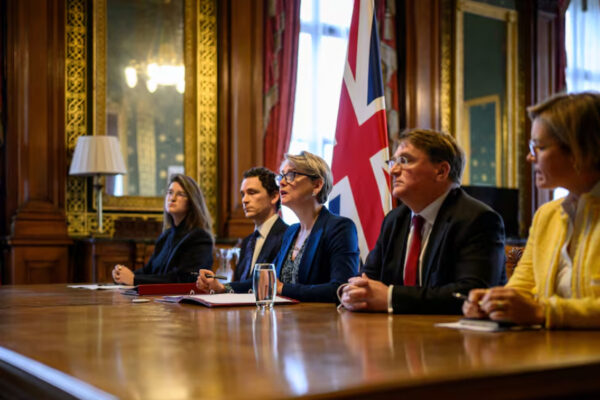 Londres lidera coalición de cuarenta países para desbloquear estrecho Ormuz