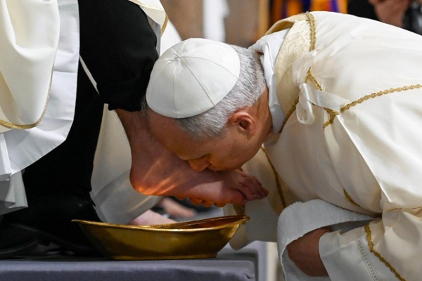 El Papa León XIV lava los pies a doce nuevos sacerdotes