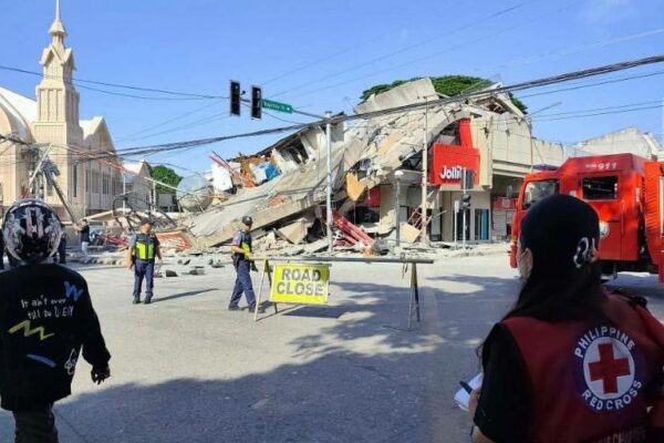 Aumentan a 19 los fallecidos tras el devastador terremoto de magnitud 7,8 en el sur de Filipinas