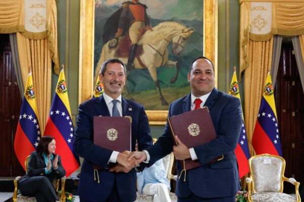 Firman acuerdo preliminar de explotación de crudo y gas