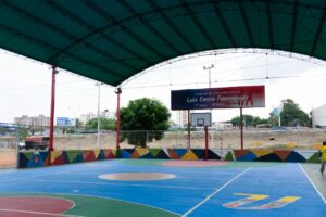 Alcaldía de Maracaibo rehabilita cancha Luis Emilio Fuenmayor en la circunvalación 1