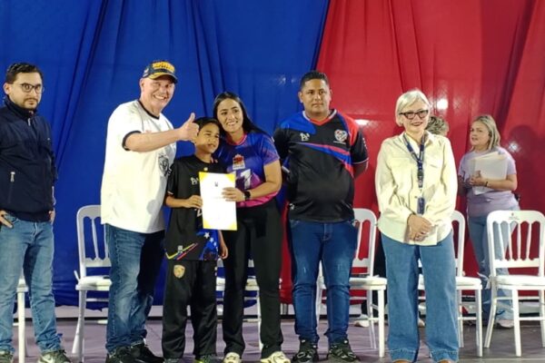 Alcalde Di Martino condecora a 50 promesas zulianas en Maracaibo