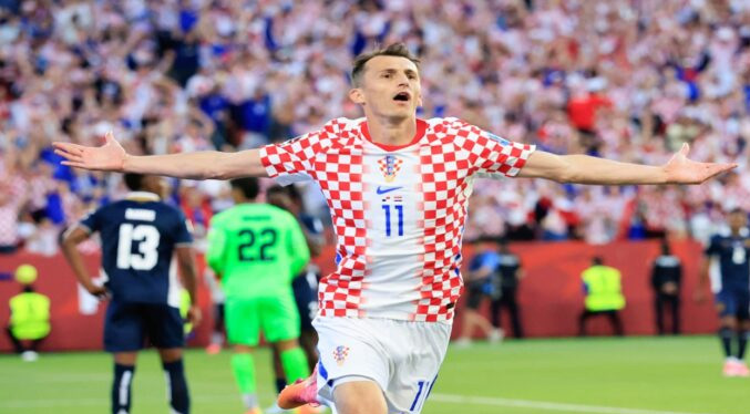 Un gol de Budimir da oxígeno a Croacia y elimina a Panamá