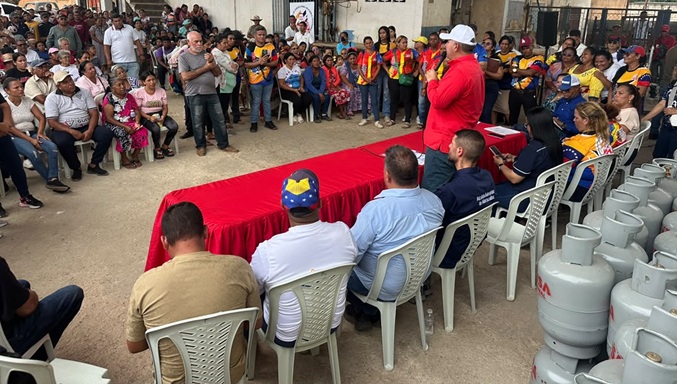 ​Gobernador Luis Caldera entrega 840 cilindros de gas en Maracaibo
