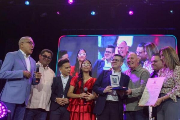 ​Di Martino entrega la Orden San Sebastián a Gaiteros de Corazón