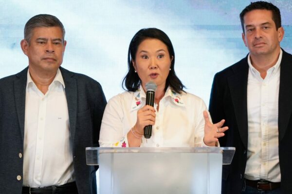 Keiko Fujimori lidera el escrutinio inicial en Perú