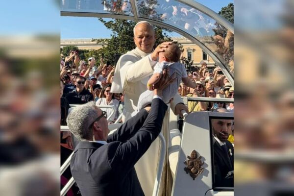 Bebé hijo de migrante zuliano recibe bendición del papa León XIV en Madrid