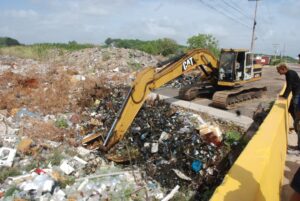 Alcaldía de Maracaibo despeja dos puentes obstruidos por desechos