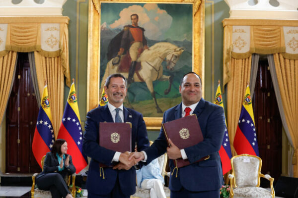 Venezuela y Schlumberger firman acuerdo para reactivar producción petrolera