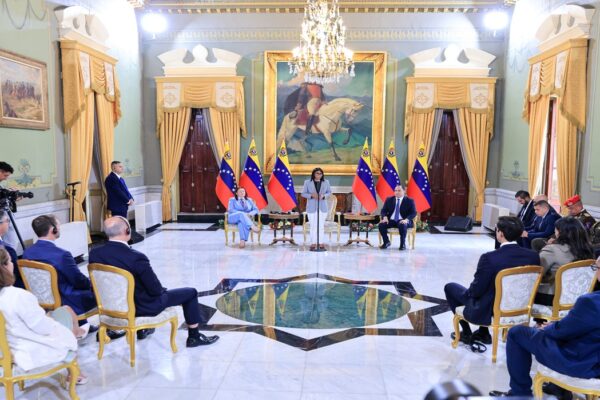 Venezuela y Shell firman acuerdo para explotar el campo Loran