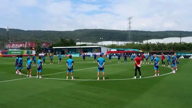 ​España honra a Venezuela antes de jugarse el liderato