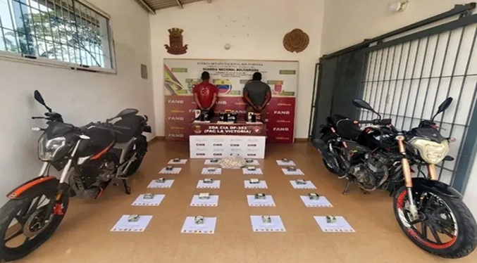 Militares detienen a dos motorizados con veinte panelas de cocaína