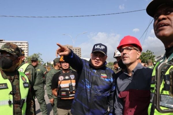 Diosdado Cabello supervisa la demolición de estructuras en riesgo en La Guaira