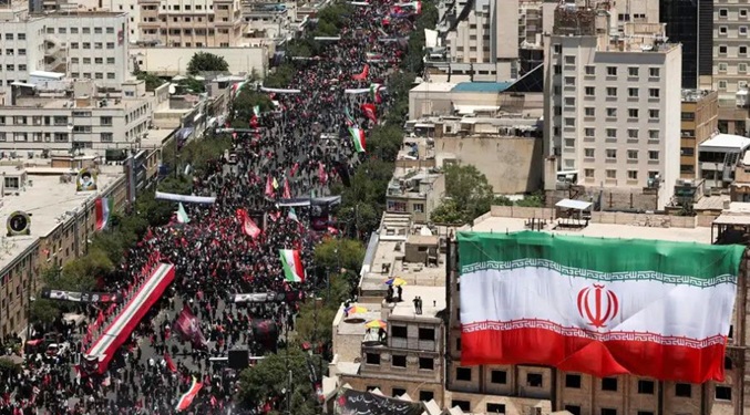Irán sepulta a Jamenei entre masivos llamamientos a la venganza