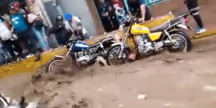 Fuertes lluvias provocan inundaciones y deslizamientos en Caracas y La Guaira