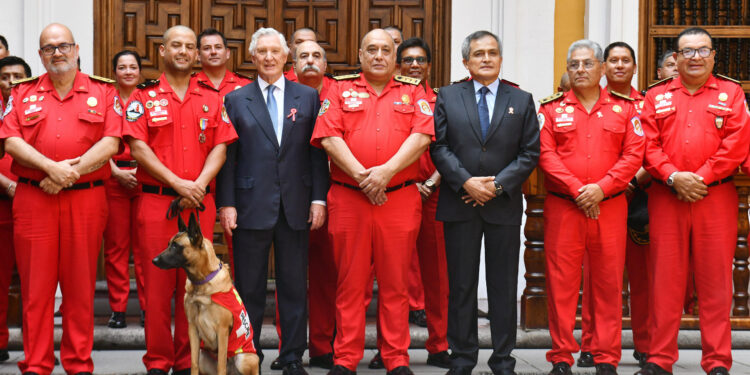 Perú condecora a 40 bomberos voluntarios y a la can Kaira por su labor de rescate tras los sismos en Venezuela