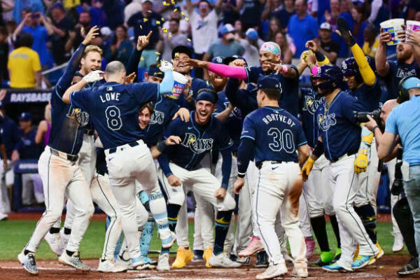 Rays desatan una lluvia de hits y aplastan a los Azulejos en Toronto