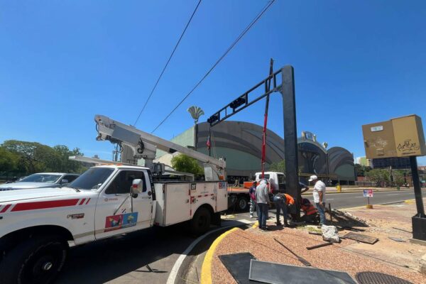 IMTCUMA restablece semáforo de la avenida 5 de Julio tras accidente