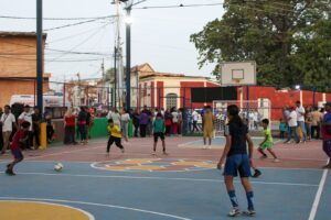 Alcaldía reinauguró la cancha Jhonny Estrella en Veritas