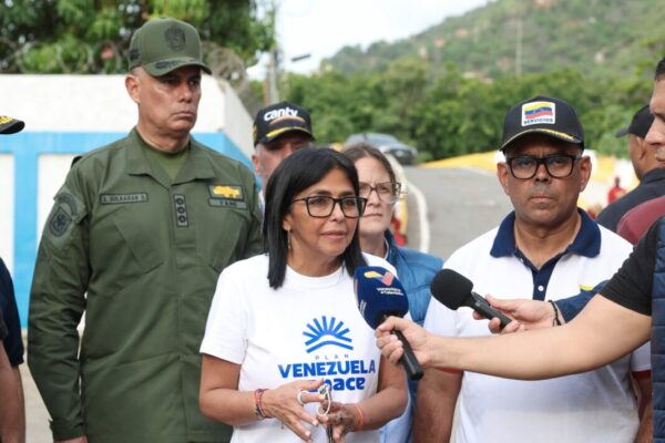 Delcy asegura haber recuperado 96% del servicio eléctrico y 84% del suministro de agua en La Guaira