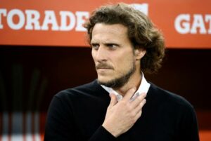Diego Forlán asume la dirección técnica interina de Uruguay tras la salida de Marcelo Bielsa