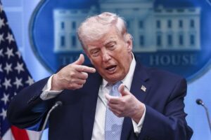 Trump evalúa ataque masivo contra Irán