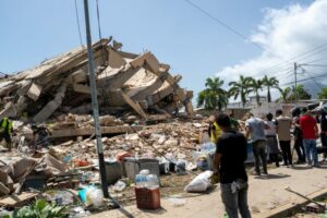 Rescatan a cuatro personas con vida en Caraballeda tras colapso