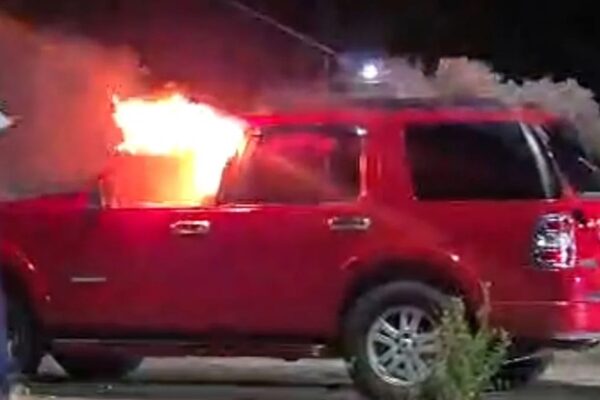 Adolescente muere en colisión vial y familiares incendian camioneta involucrada