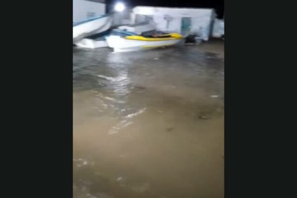 Crecida del Lago de Maracaibo tras fuerte chubasco inunda el puerto de Barranquitas