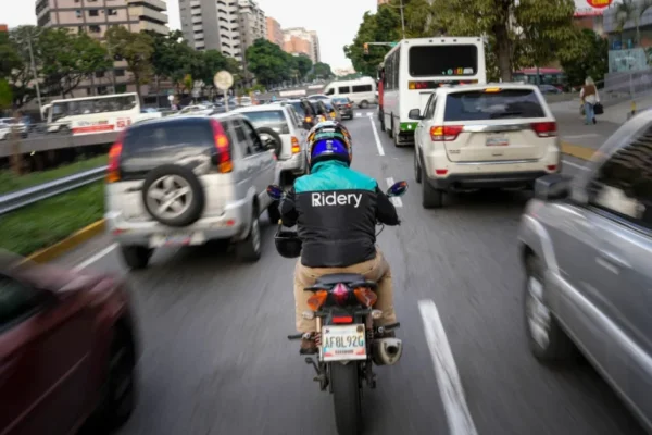 Intt exige a empresas de delivery asumir responsabilidad legal de motorizados