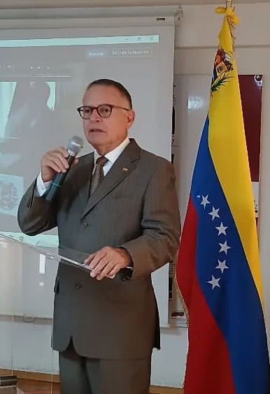 Arias Cárdenas insta a conducir el diálogo político con soberanía y de cara al país