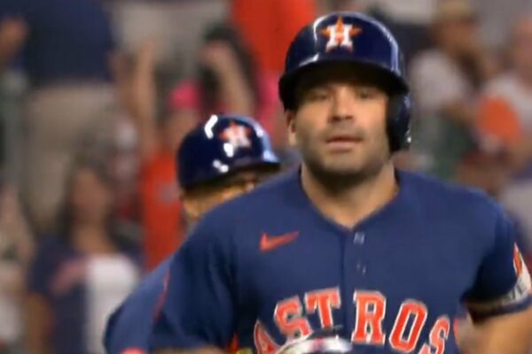 José Altuve se convierte en el sexto mayor jonronero de la historia entre camareros