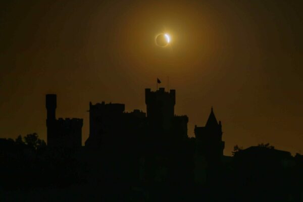 Millones de personas presencian en España el histórico eclipse solar total