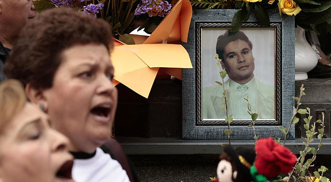 Seguidores de México y Estados Unidos homenajean a Juan Gabriel